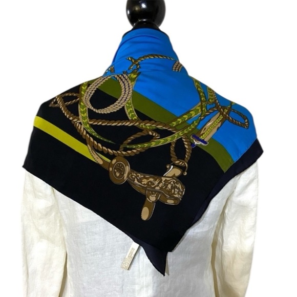 Collectioneighteen scarf - Picture 1 of 10